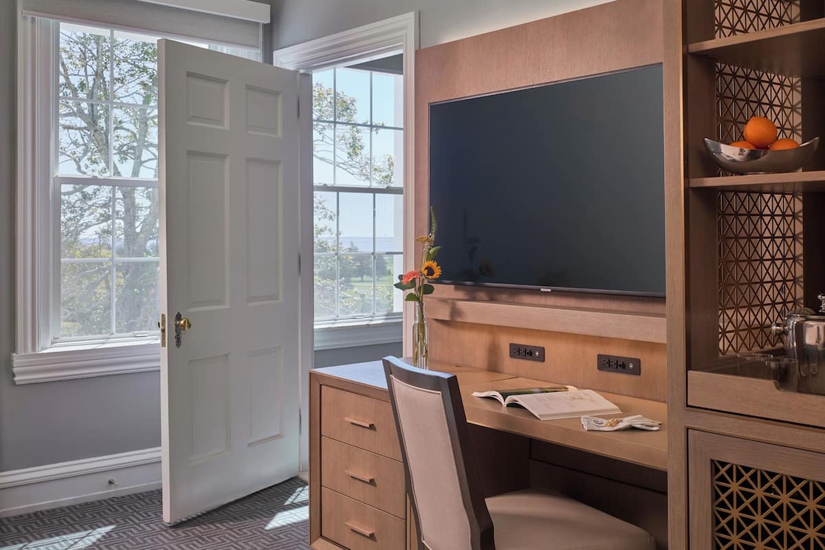 Premier-sviitti | Ylelliset vuodevaatteet, tallelokero huoneessa