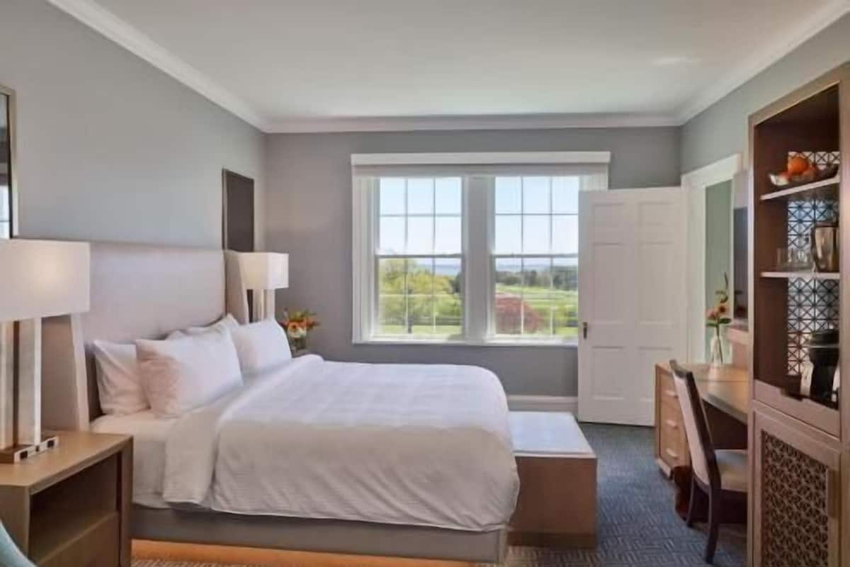 Premium bedding, in-room safe, individually decorated