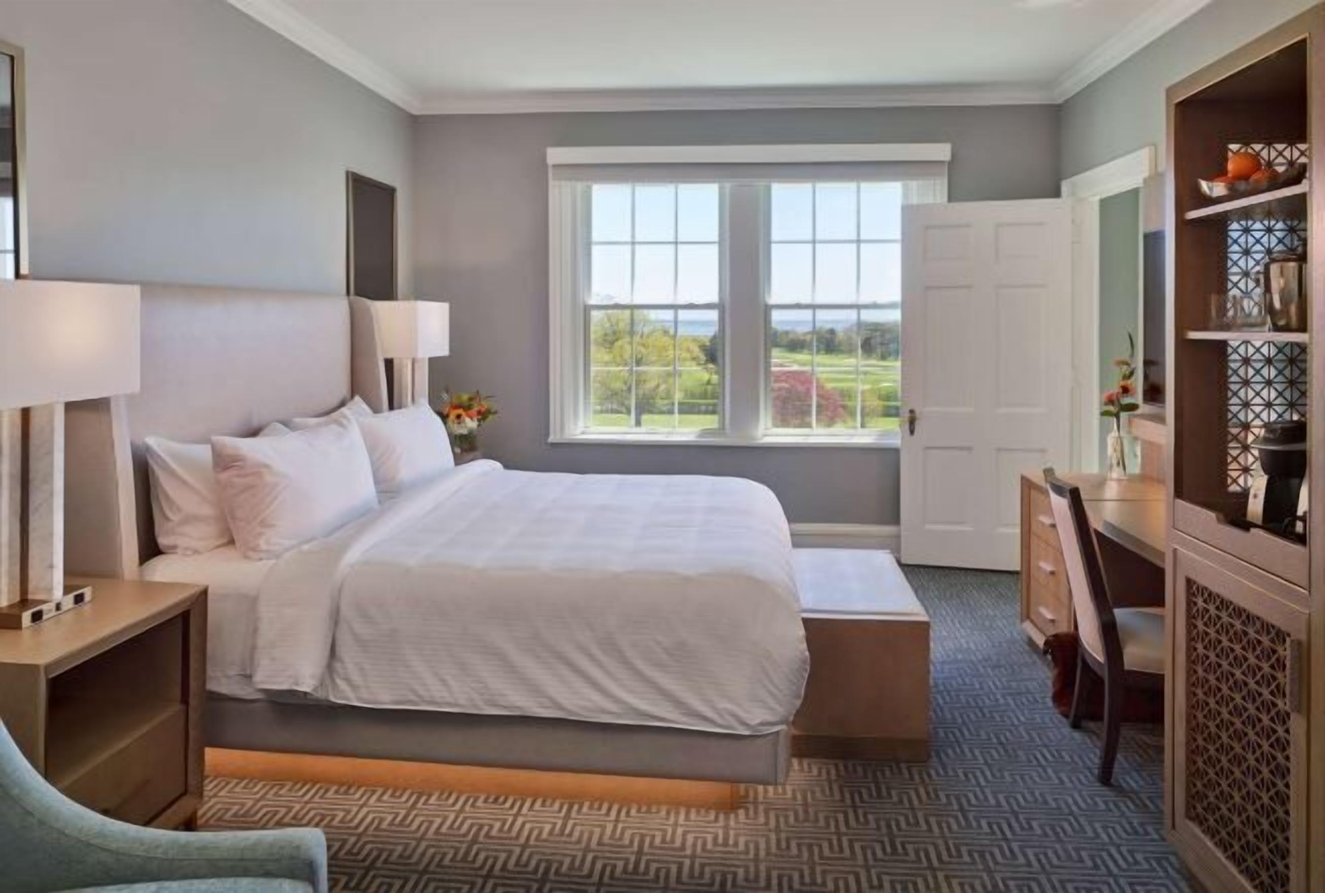 Ropa de cama de alta calidad y caja de seguridad en la habitación 