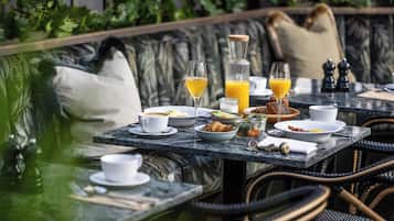 Se ofrece un desayuno bufé (235 DKK por persona)