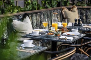 Desayuno buffet diario (DKK 235 por persona)