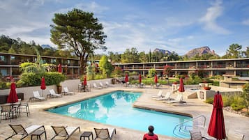 2 AuĂenpools, beheizter Pool, Sonnenschirme