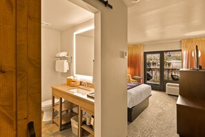 Premium Room, 1 Queen Bed (Courtyard) | 1 bedroom, premium bedding, in-room safe, blackout drapes