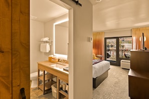 Premium Room, 1 Queen Bed (Courtyard) | Premium bedding, in-room safe, blackout drapes, iron/ironing board