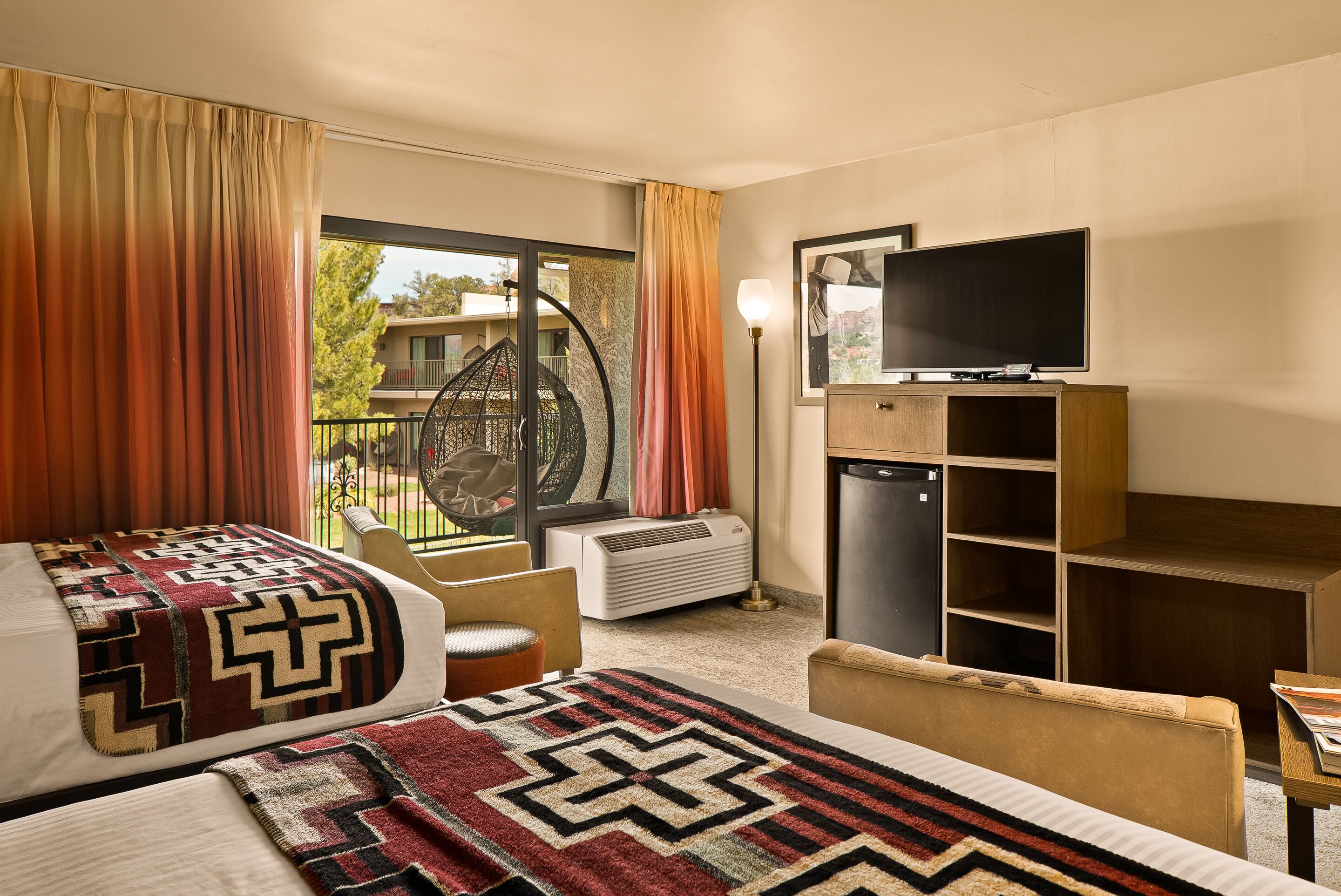 Premium kamer, 2 queensize bedden, uitzicht op bergen (Courtyard) | Luxe beddengoed, een kluis op de kamer, verduisterende gordijnen