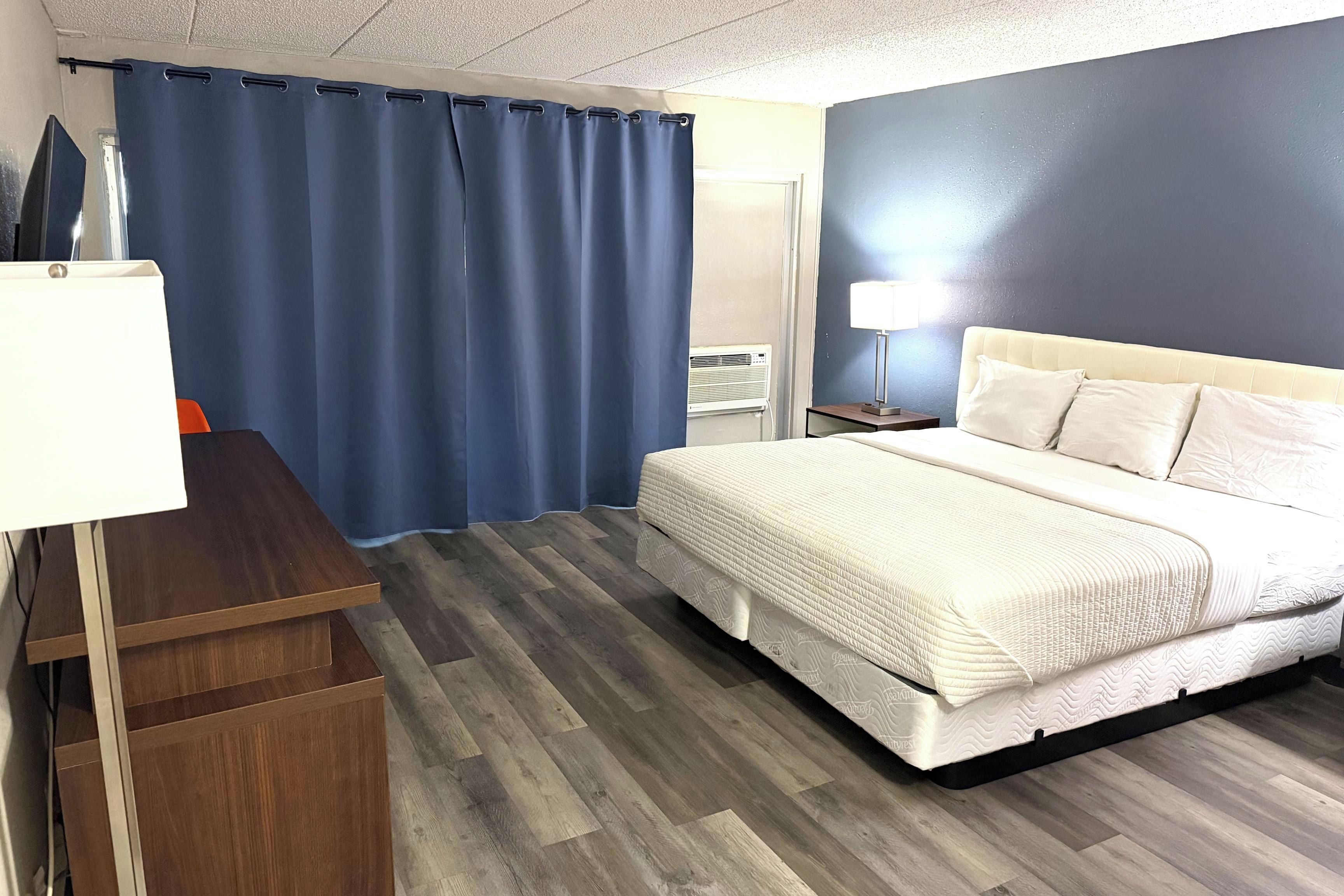 Habitación, 1 cama de matrimonio grande, no fumadores, vistas a la piscina | Tabla de planchar con plancha, wifi gratis, ropa de cama