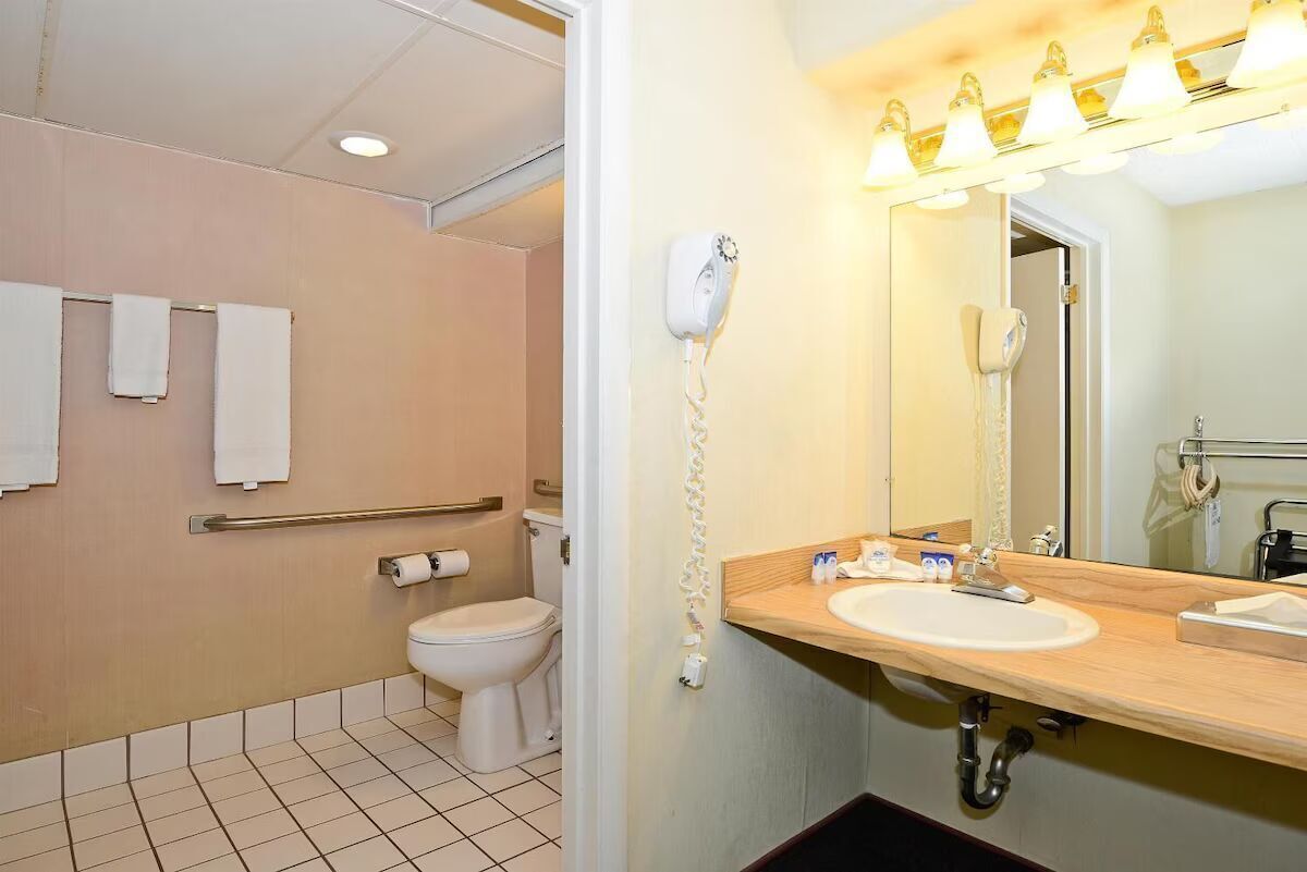 Suite, 1 King Bed, Non Smoking (Jacuzzi Tub) | Bathroom | Eco-friendly toiletries, hair dryer, towels