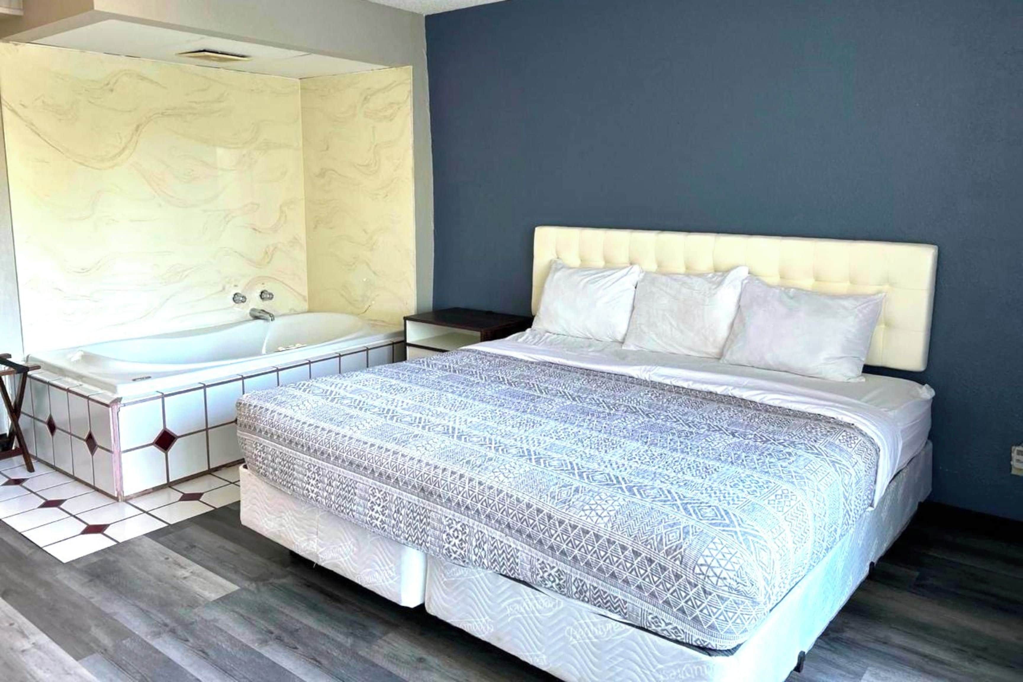 Suite, 1 King Bed, Non Smoking (Jacuzzi Tub) | Iron/ironing board, WiFi (free), bed sheets