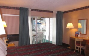 In-room safe, iron/ironing board, free WiFi, bed sheets - Howard Johnson by Wyndham Benton Harbor/St. Joseph (Benton Harbor)