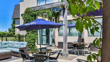 Serviço de café da manhã, local e internacional, vistas para o jardim