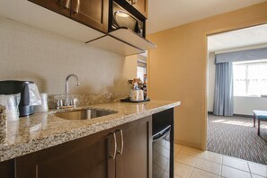 1 bedroom, premium bedding, pillow-top beds, individually decorated - Best Western Brantford Hotel & Conference Centre (Brantford)