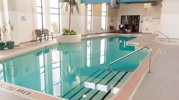 Indendørs pool, åben fra kl. 08.00 til kl. 22.00, liggestole