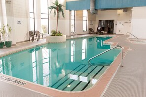 Indoor pool, open 8:00 AM to 10:00 PM, pool loungers - Best Western Brantford Hotel & Conference Centre (Brantford)