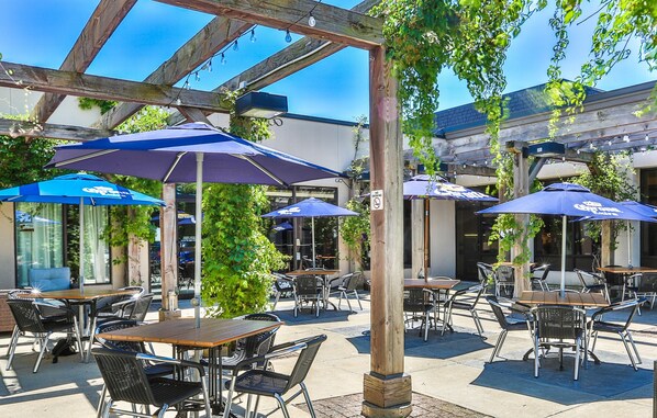 Phục vụ bữa sáng, bữa trưa, món địa phương và quốc tế, nhìn ra vườn 