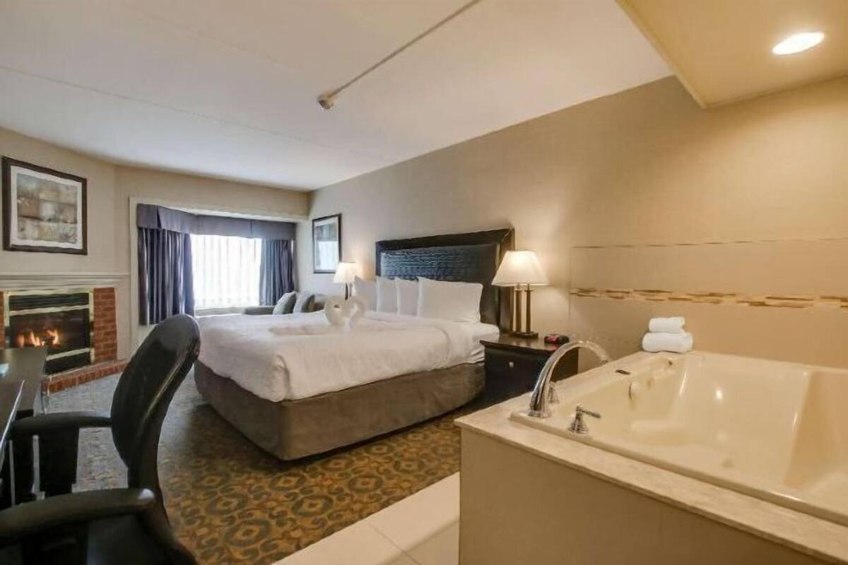 1 bedroom, premium bedding, pillowtop beds, individually decorated