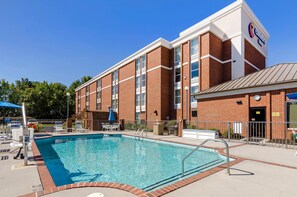 A hotel with a swimming pool, outdoor seating, and a no-smoking sign. - Comfort Inn Blacksburg University Area (Christiansburg)