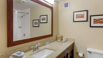 Combined shower/bathtub, free toiletries, hair dryer, towels