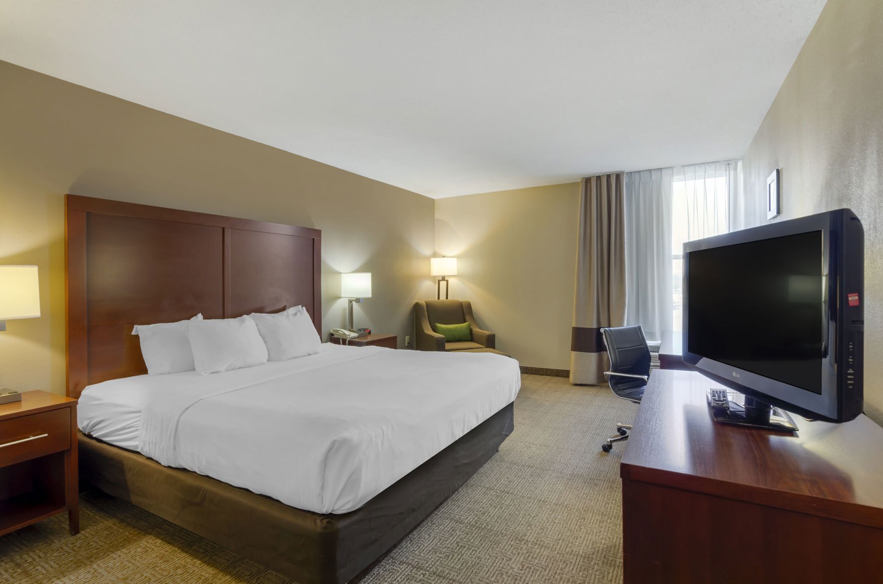 Premium bedding, in-room safe, iron/ironing board