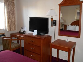 Cortinas blackout, tabla de planchar con plancha y cunas 