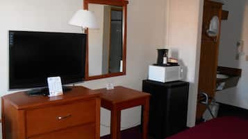 Cortinas blackout, tabla de planchar con plancha y cunas