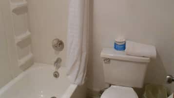 Dusche, kostenlose Toilettenartikel, Haartrockner, HandtĂŒcher