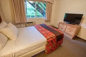 Junior Suite, 1 Bedroom | 1 bilik tidur, peti besi dalam bilik, meja, seterika/papan seterika 