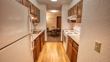 Frigorífico grande, microondas, horno y placa de cocina