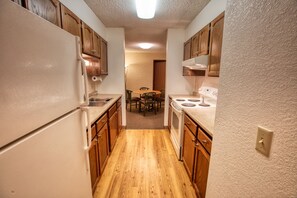 Full-sized fridge, microwave, oven, stovetop