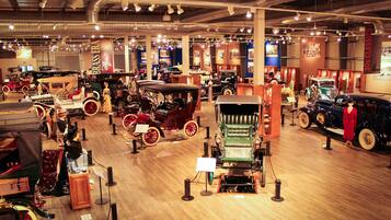 Un museo de coches antiguos con varias piezas clásicas expuestas.