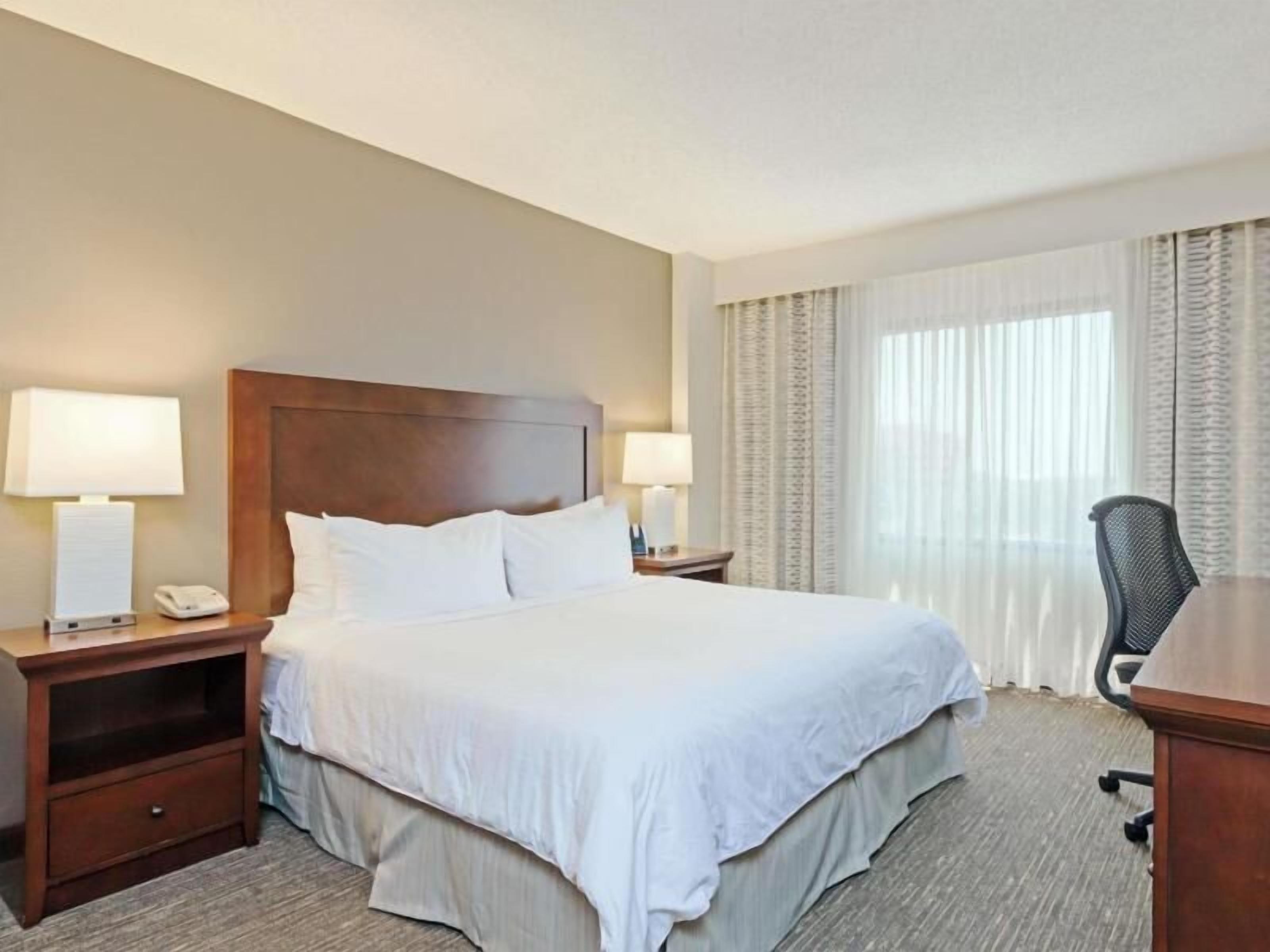 Premium bedding, in-room safe, desk, laptop workspace