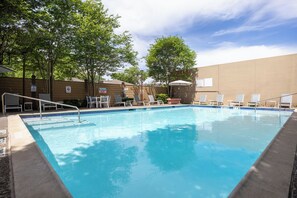 Piscina externa, funciona das 6h às 22h, espreguiçadeiras