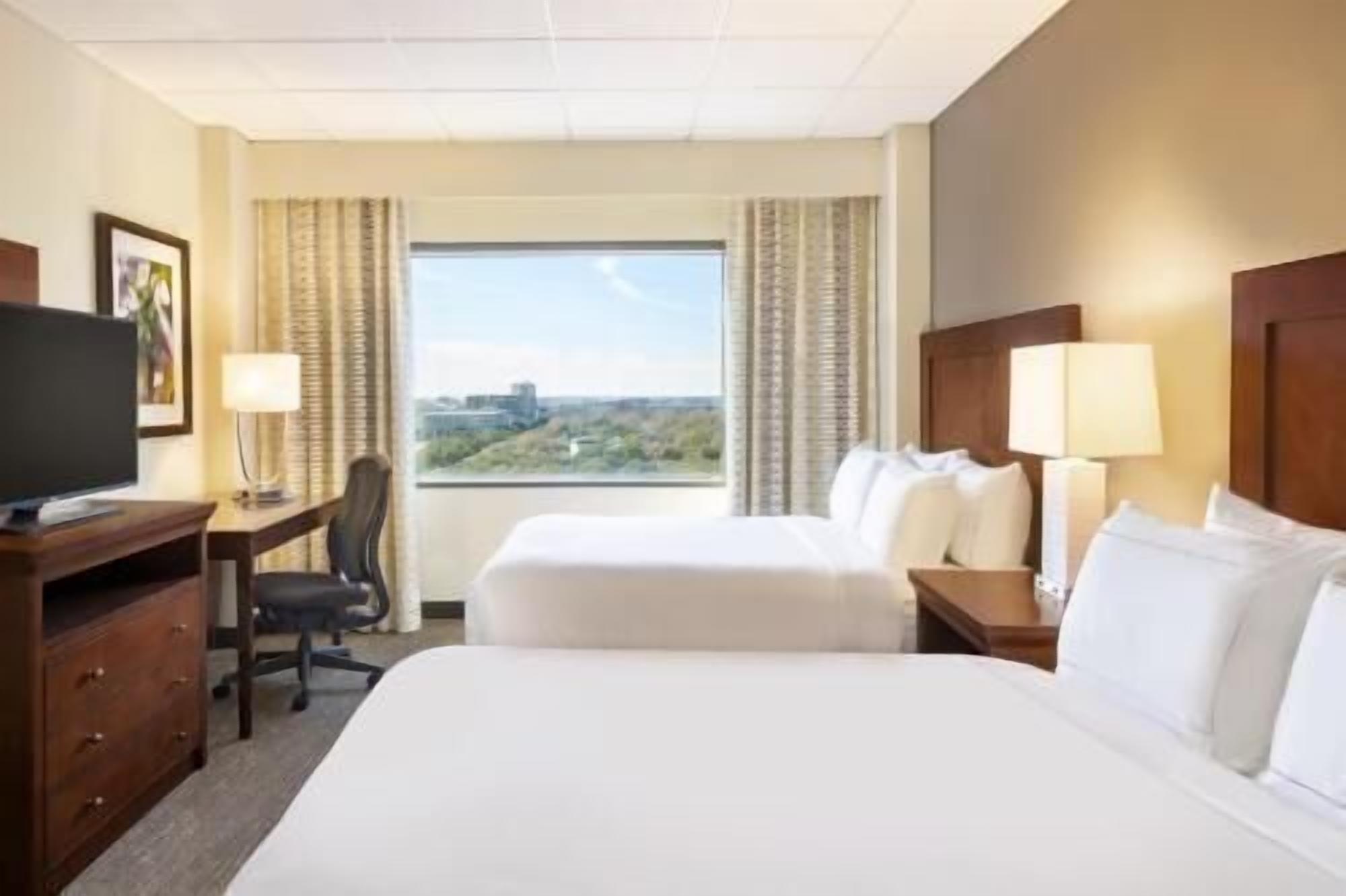Premium bedding, in-room safe, desk, laptop workspace