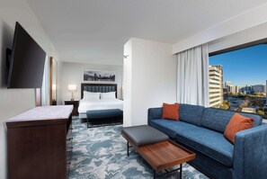 Junior-Zimmer, 1 King-Bett, Küche | Wohnbereich | 55-Zoll-LCD-Fernseher mit Kabelempfang, Fernseher