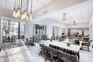 Café da manhã e jantar