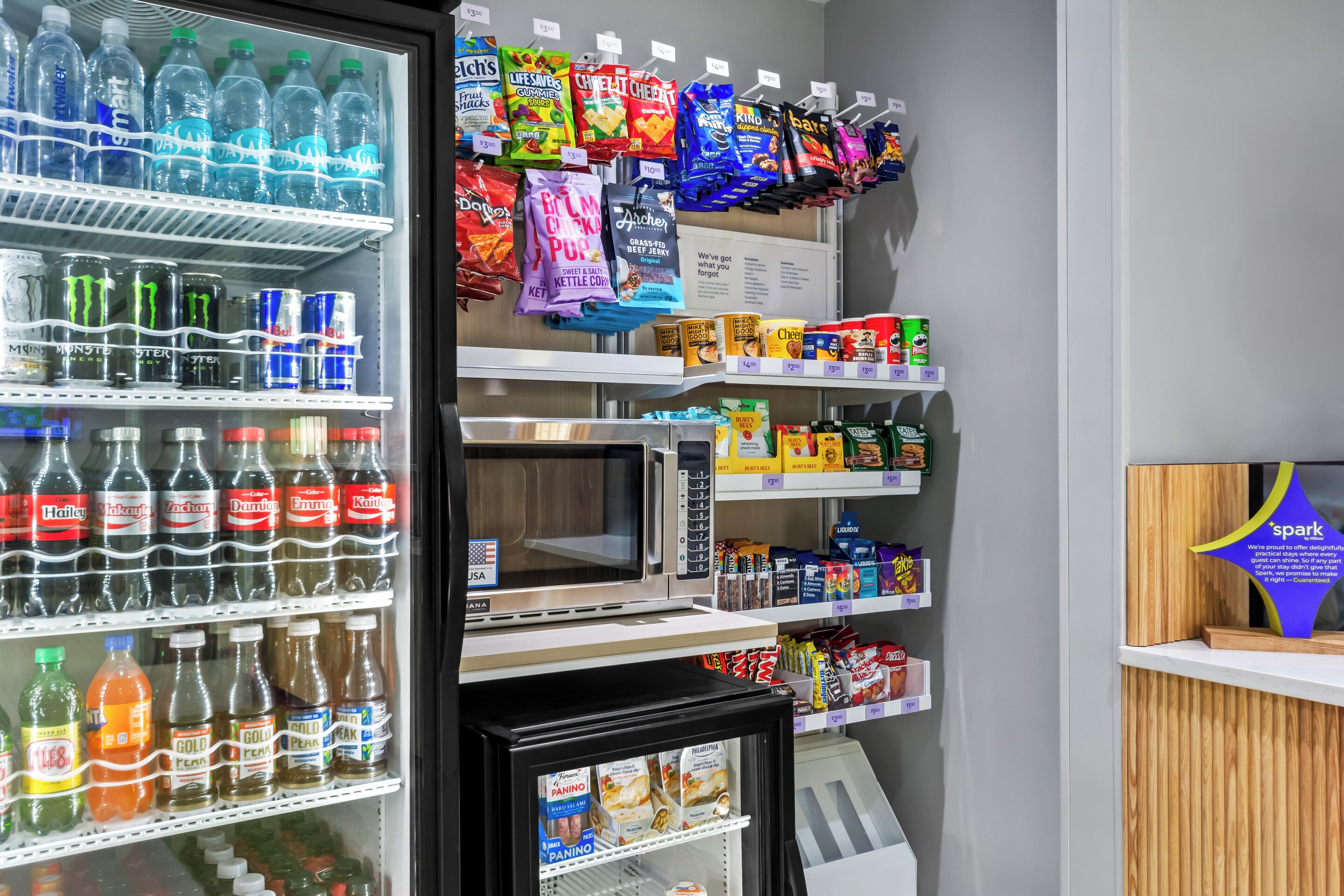 Un distributeur automatique rempli de boissons et d’en-cas, notamment de l’eau en bouteille, des sodas et divers aliments emballés.