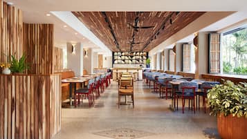 Déjeuner, dîner, souper et brunch servis sur place