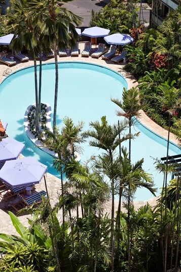 Una piscina al aire libre, tumbonas