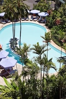 Una piscina al aire libre, sillones reclinables de piscina