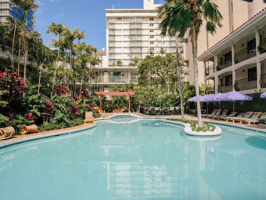 Piscina externa, funciona das 8h às 22h, espreguiçadeiras