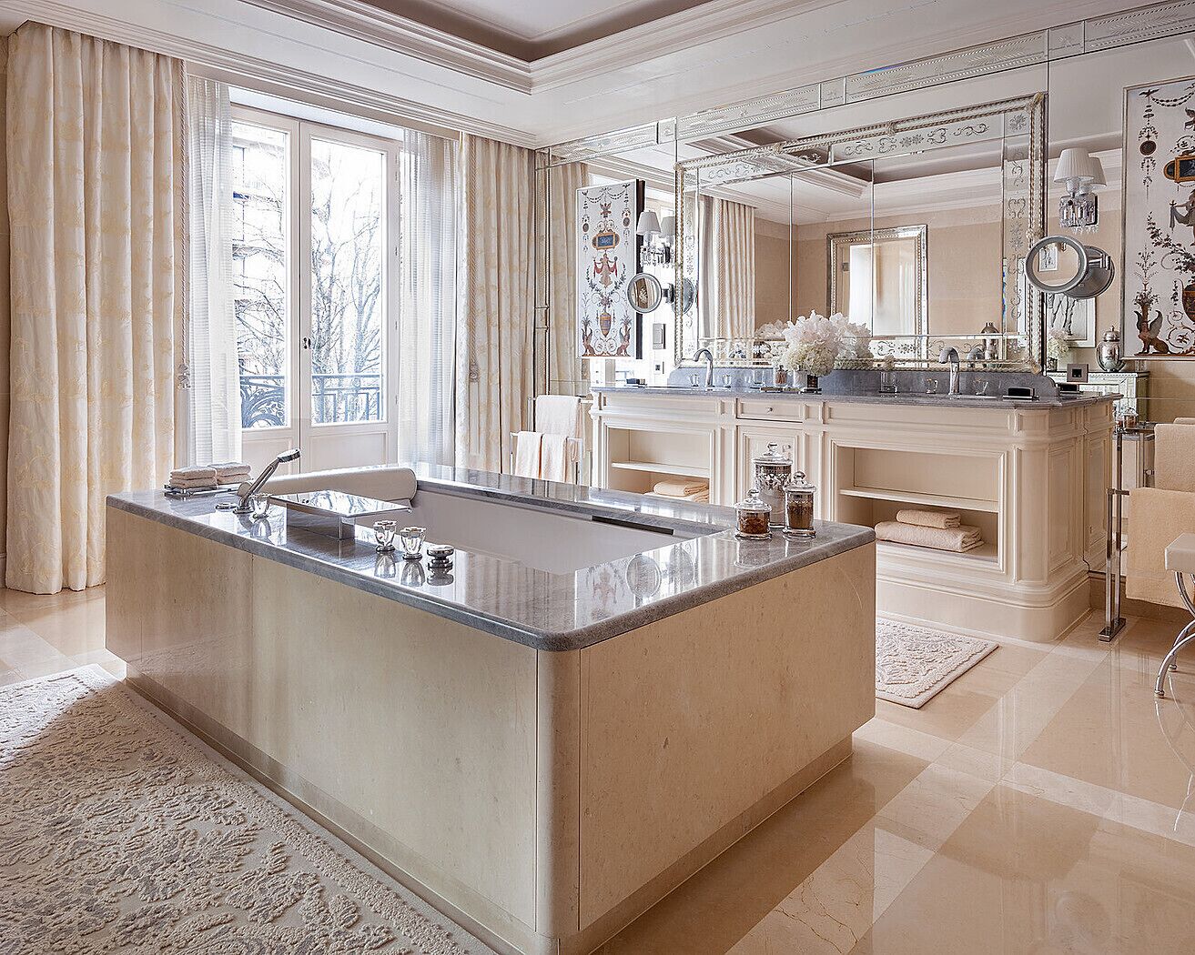 Photo - Four Seasons Hotel George V Paris