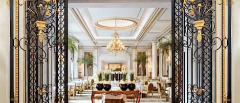 4 restaurantes, se sirven desayunos, comidas, cenas y cocina francesa