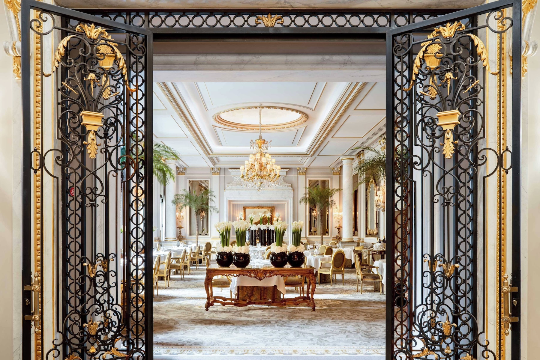 4 restaurants; breakfast, lunch, and dinner served