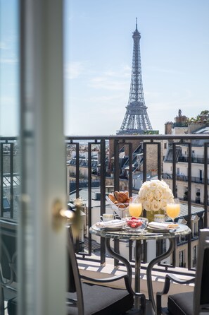 Suite, 1 très grand lit, dans la tour (Eiffel Tower) | Restauration dans la chambre