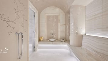 Espace de soins pour les couples, bain à remous, soins corporels
