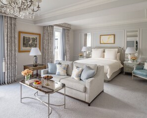 Premier-Zimmer, 1 King-Bett, Nichtraucher | Minibar, Zimmersafe, Schreibtisch, schallisolierte Zimmer