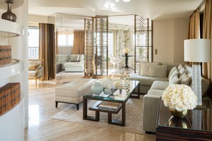Penthouse Suite | منطقة المعيشة | تلفزيون إل إي دي بحجم 55-بوصة يعرض قنوات تلفزيونية باشتراك مدفوع