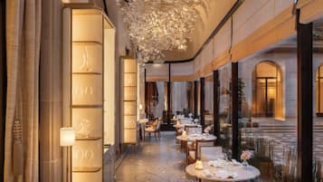 4 restaurants; breakfast, lunch, and dinner served