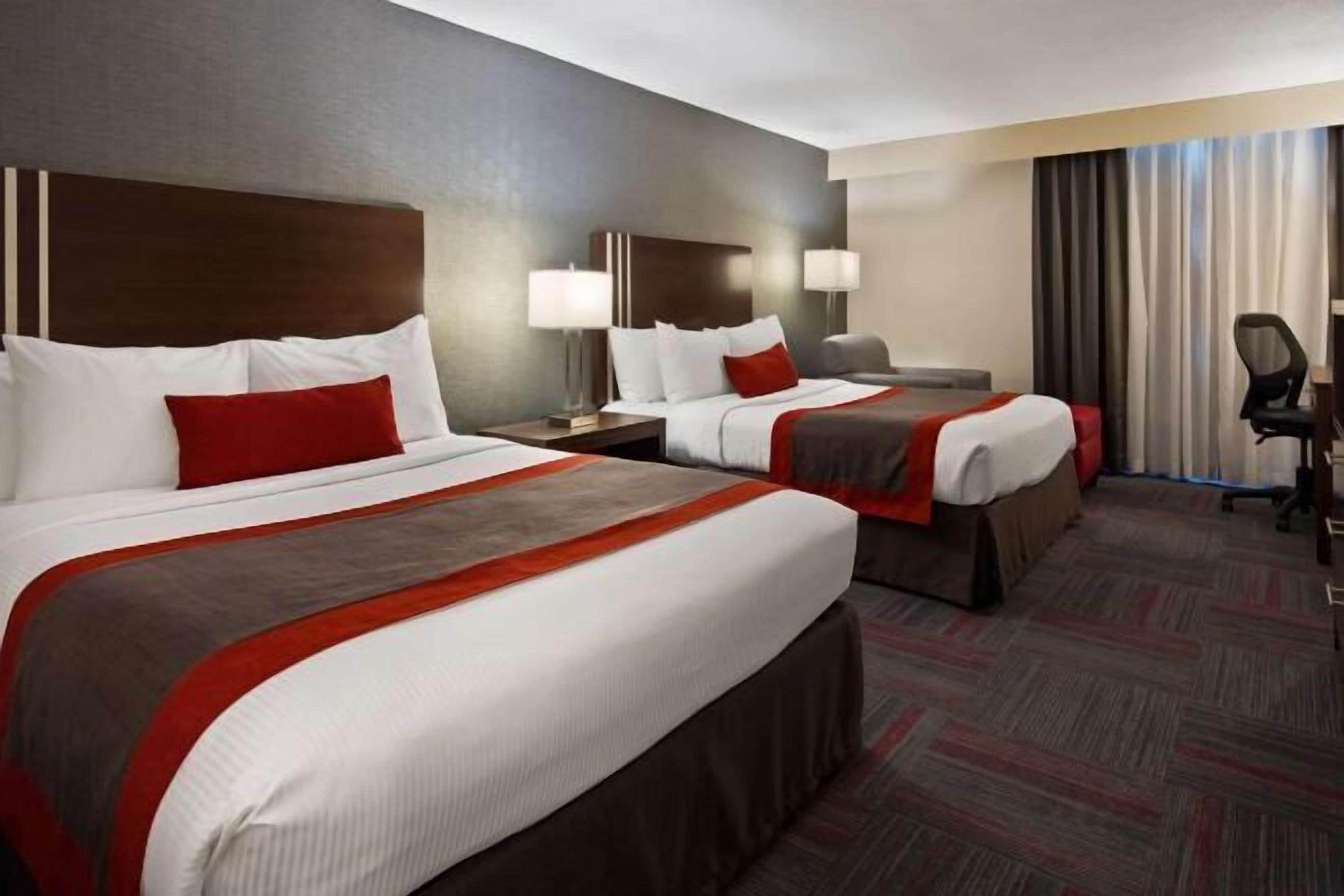 Premium bedding, in-room safe, desk, blackout drapes