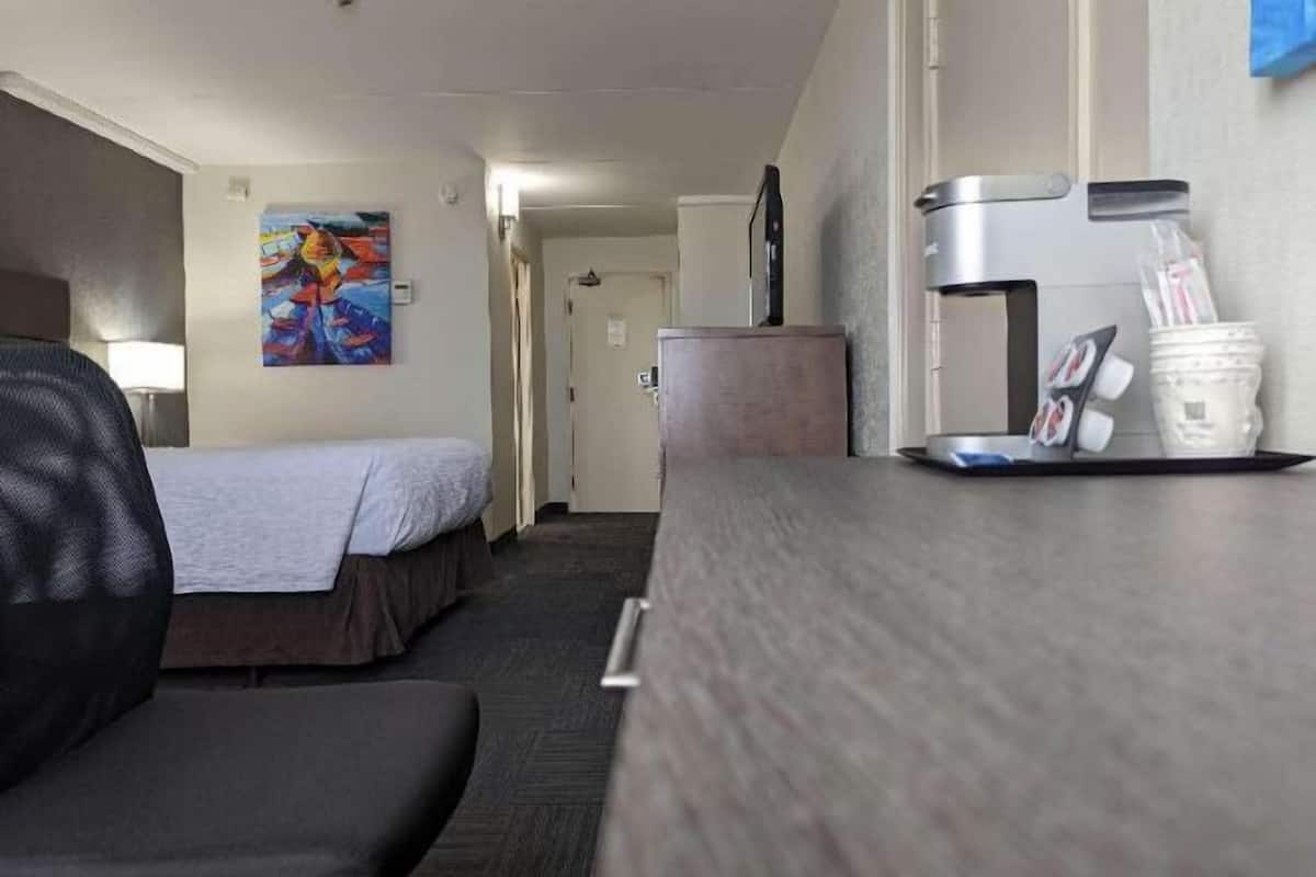 Ropa de cama de alta calidad y caja de seguridad en la habitación