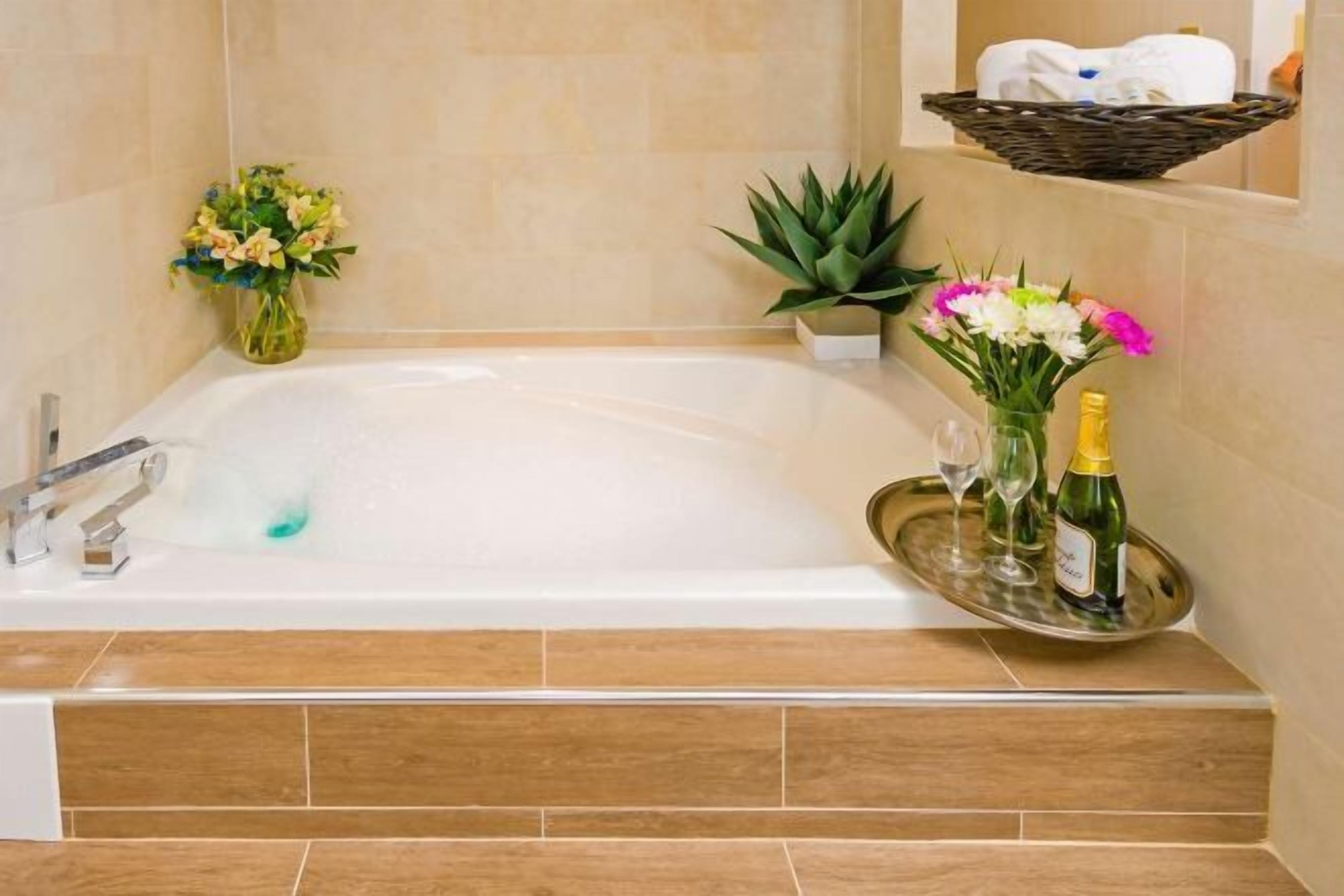 Combined shower/bathtub, eco-friendly toiletries, hair dryer, towels